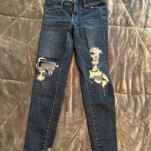 American Eagle dark wash ripped skinny jeans —- size 8